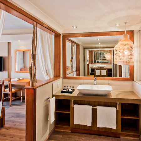 C Mauritius (Adults Only) Hotell Belle Mare Eksteriør bilde Bathroom of a suite