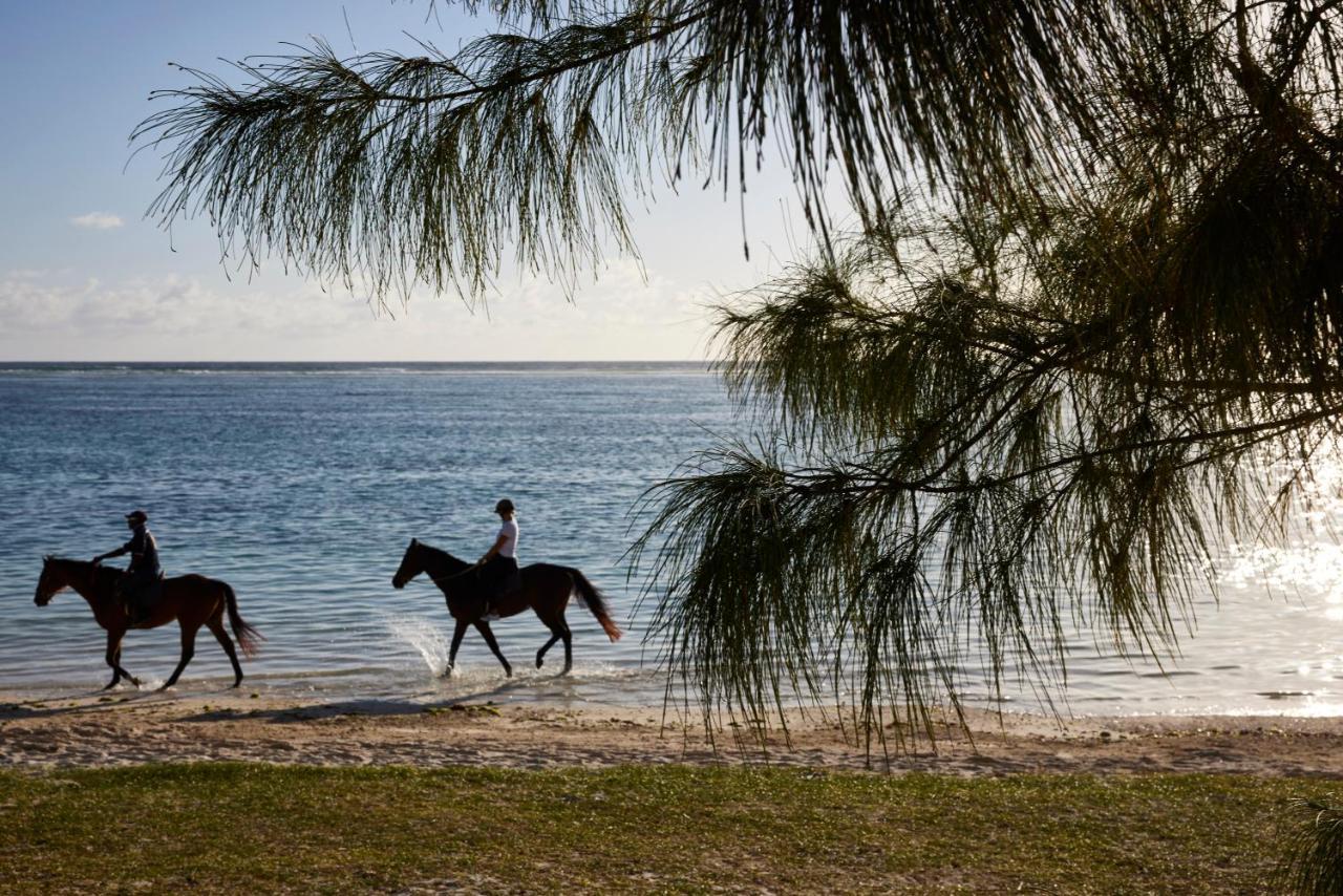 C Mauritius (Adults Only) Hotell Belle Mare Eksteriør bilde Horse riding on the beach at the resort