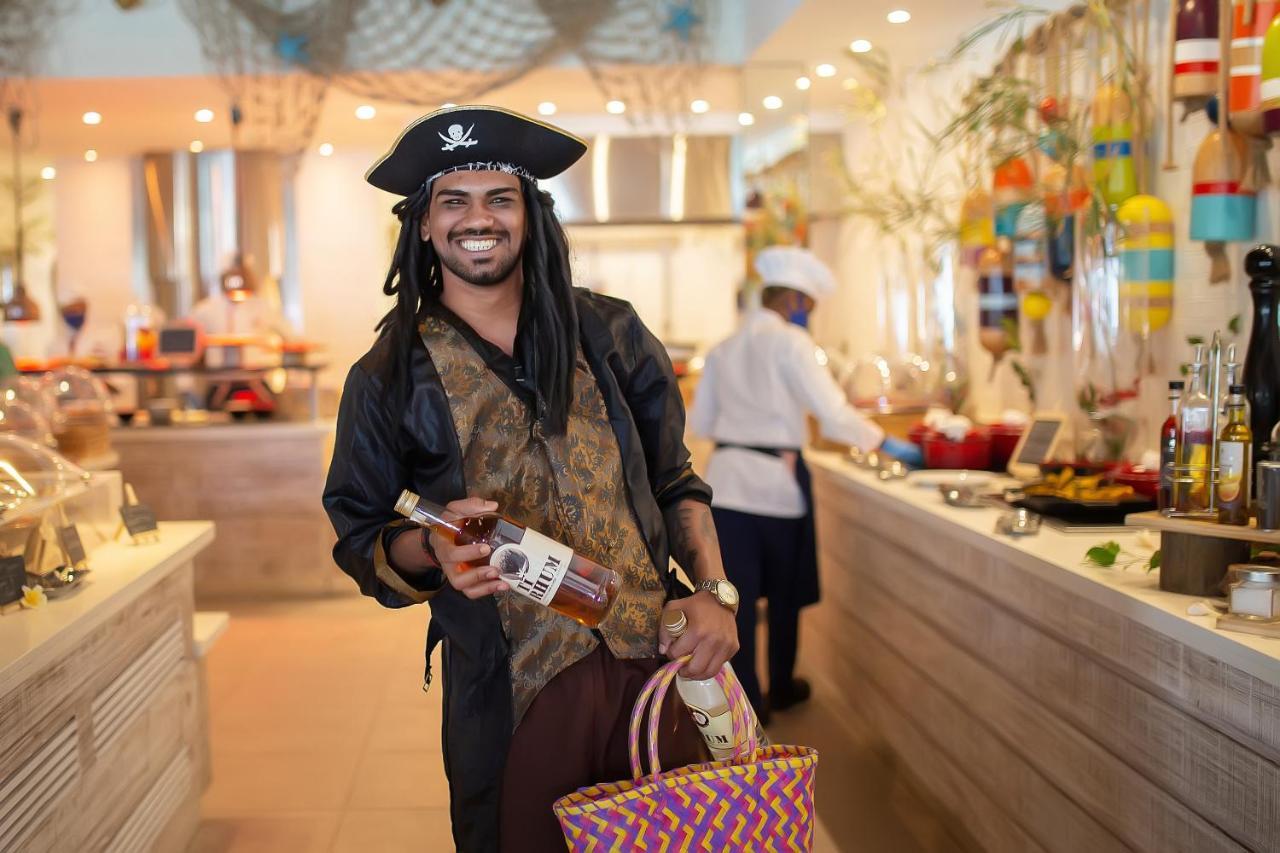 C Mauritius (Adults Only) Hotell Belle Mare Eksteriør bilde A bartender at the Atlantis Paradise Island
